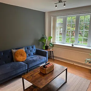  Apartment Comfortable 3 Bed House With Garden & Parking