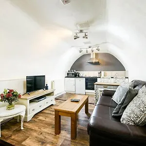  Apartment Unique 1 Bedroom Apartment-bath United Kingdom